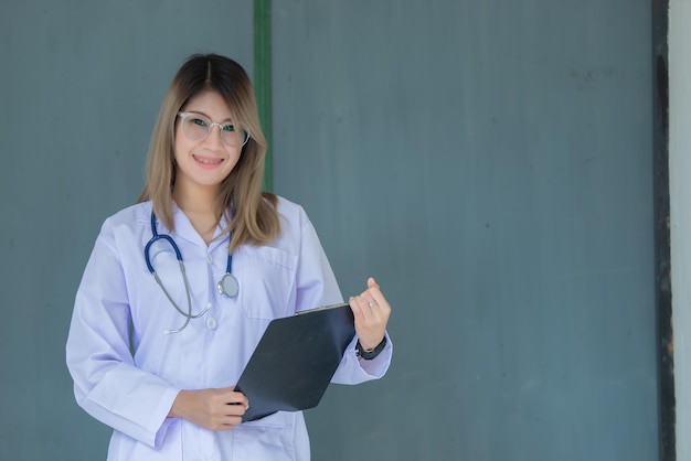 Portrait d'un jeune médecin asiatique portant des lunettes dans un hôpital