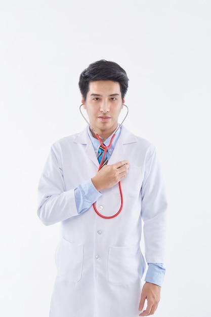 Portrait d'un jeune médecin asiatique