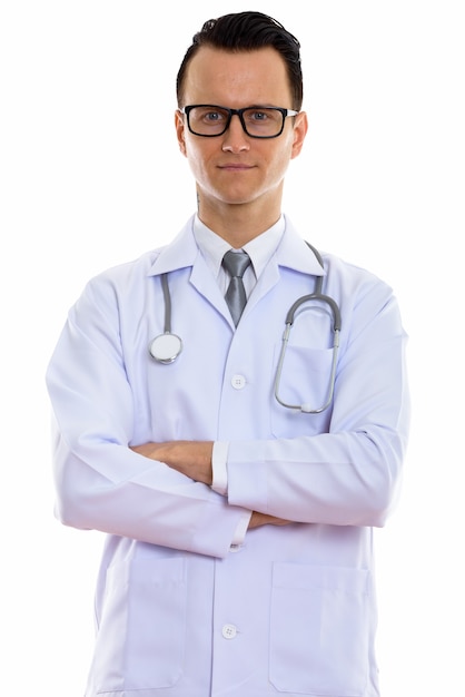 Portrait de jeune médecin bel homme avec les bras croisés