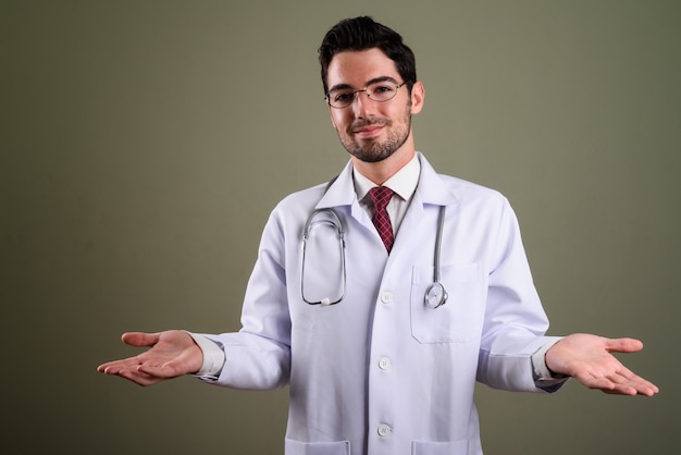 Portrait de jeune médecin bel homme avec des lunettes