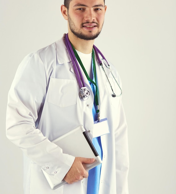 Portrait de jeune médecin confiant sur fond blanc