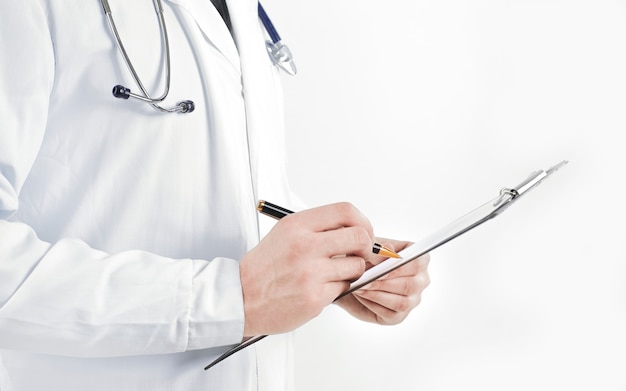 Portrait d'un jeune médecin. Docteur en blouse blanche sur fond blanc