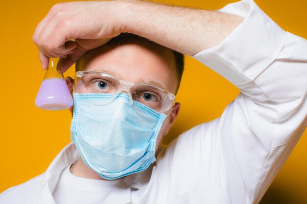 Portrait jeune médecin épuisé en masque médical bleu sur le visage