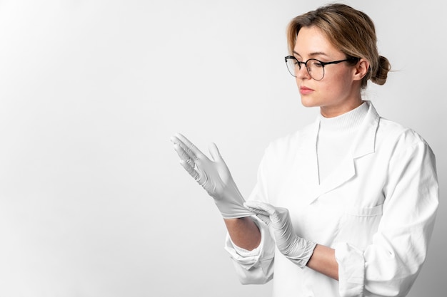 Photo portrait de jeune médecin avec des gants chirurgicaux