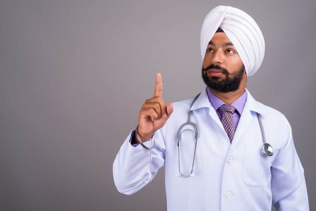 Portrait de jeune médecin indien sikh