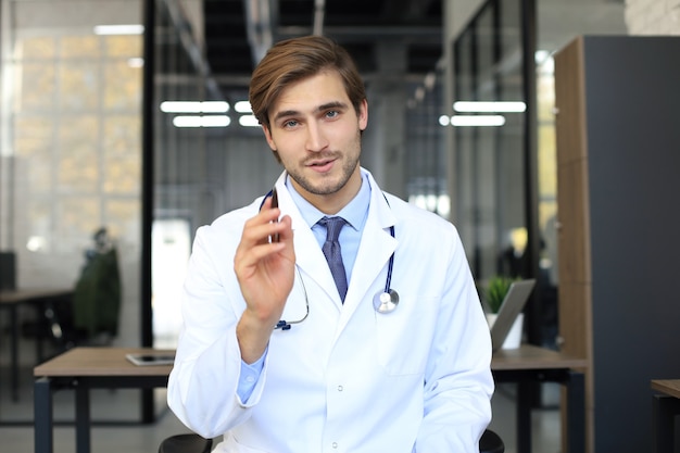 Portrait de jeune médecin de sexe masculin avec stéthoscope, gros plan