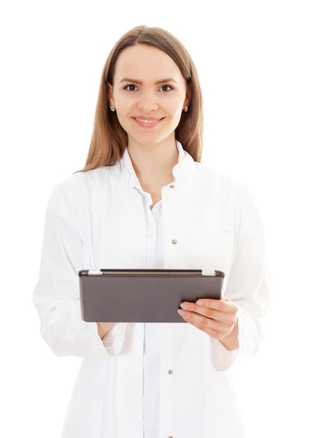 Portrait d'un jeune médecin souriant avec une tablette numérique debout sur un fond blanc