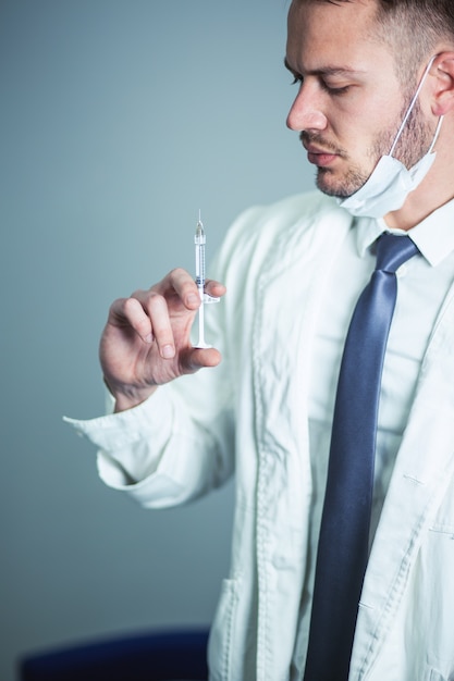 Photo portrait de jeune médecin avec vaccin