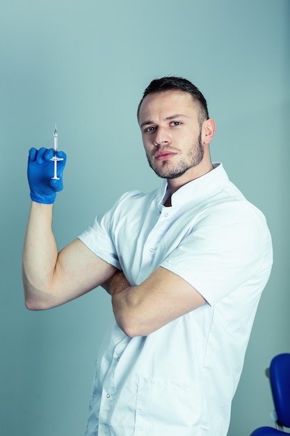 Photo portrait de jeune médecin avec vaccin