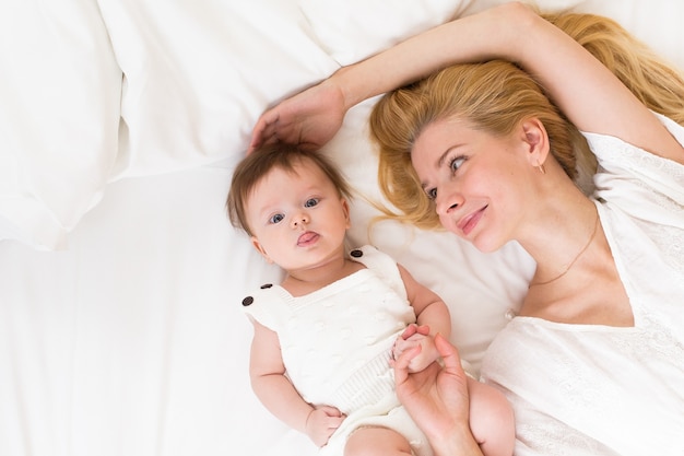 Portrait de jeune mère aux cheveux blonds avec sa douce petite fille de 3 mois