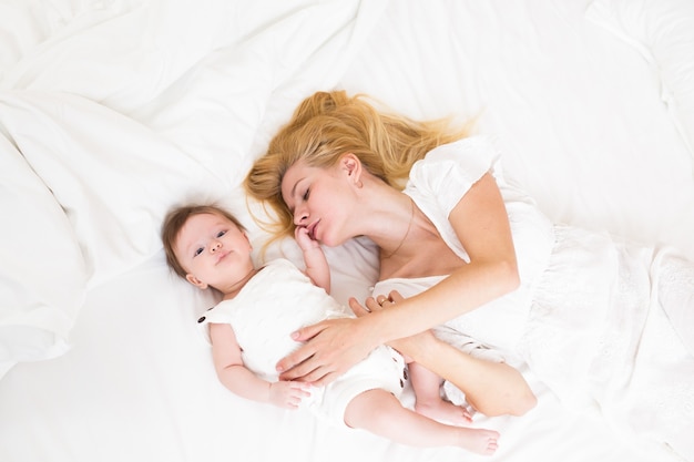 Portrait de jeune mère aux cheveux blonds avec sa douce petite fille de 3 mois