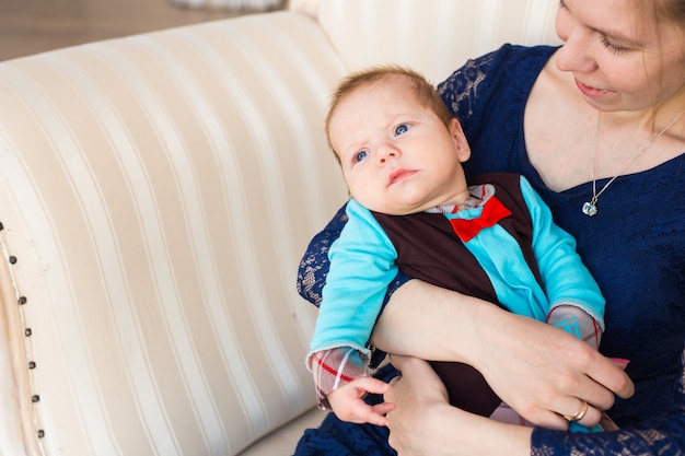 Portrait de jeune mère avec bébé mignon à la maison.