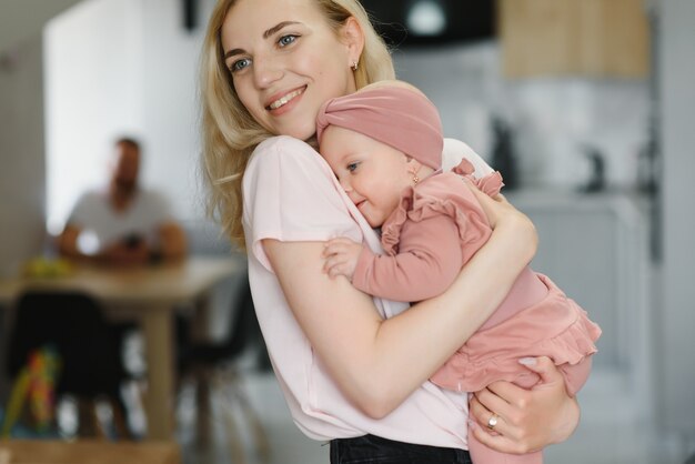 Portrait de jeune mère avec bébé mignon à la maison