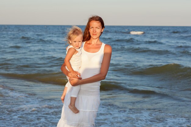 Portrait d'une jeune mère et fille au bord de la mer