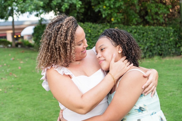 Portrait de jeune mère avec sa fille adolescente dans le parc