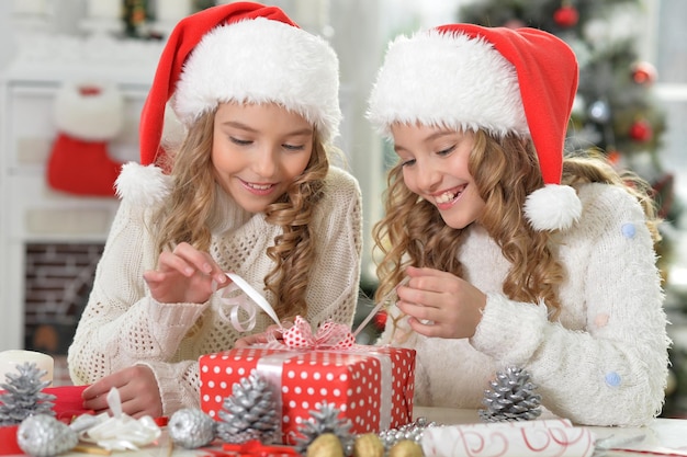 Portrait de jeune mère et sa fille avec le cadeau de Noël