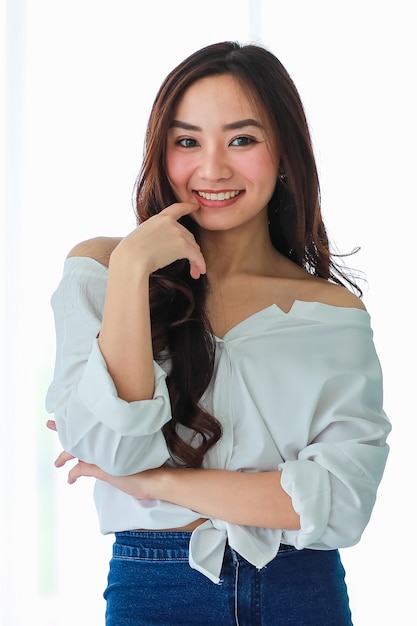 Portrait de jeune et mignonne fille asiatique pose à la caméra avec un visage heureux confiant et amical.