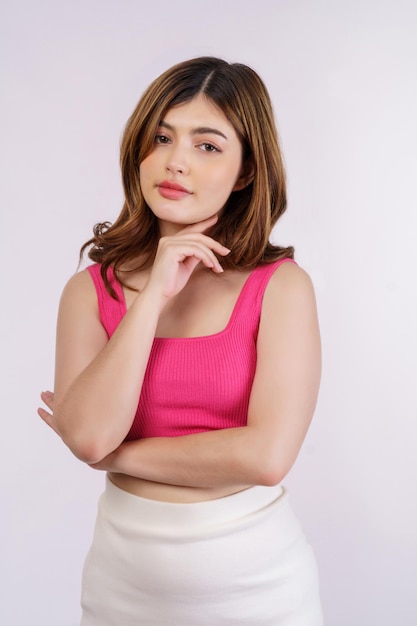 Portrait de jeune modèle féminin avec une peau parfaite posant à la mode isolé sur fond blanc