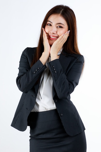 Portrait de jeune modèle de femme d'affaires asiatique en costume formel utilise les mains et l'action.