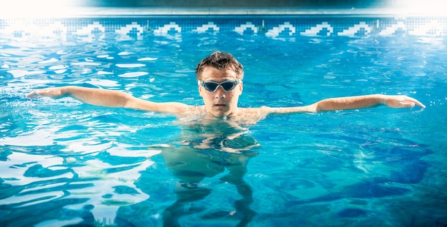 Portrait de jeune nageur respire et se détend à la piscine