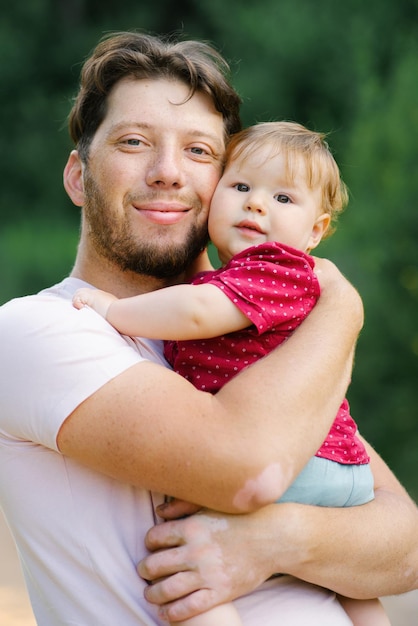 Portrait d'un jeune papa heureux et d'un bébé