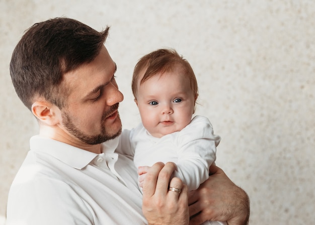 Portrait d'un jeune papa et sa petite fille sur une surface lumineuse