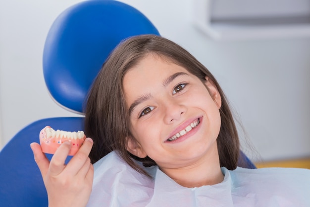 Portrait d&#39;un jeune patient souriant montrant le modèle