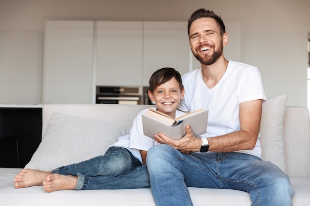 Portrait D'un Jeune Père Heureux Et Son Fils