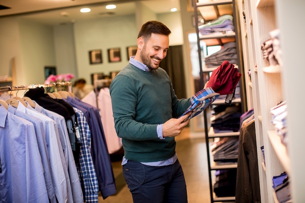 Portrait, jeune, regarder, vêtements, acheter, à, magasin