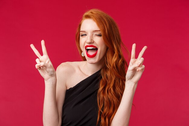 portrait, jeune, rousse, femme, long, bouclé, rouges, naturel, cheveux