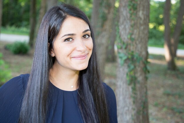 portrait, de, jeune, sourire, belle femme, brunette, extérieur