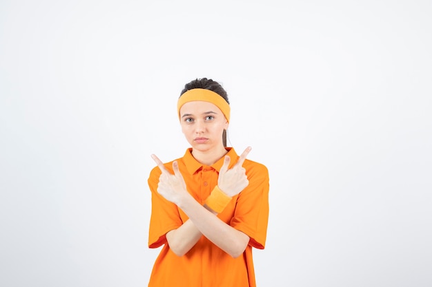 Portrait de jeune sportive en tenue orange prête pour le combat.