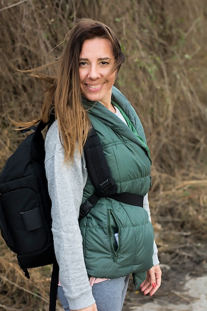 Portrait de jeune touriste souriante à l&#39;automne