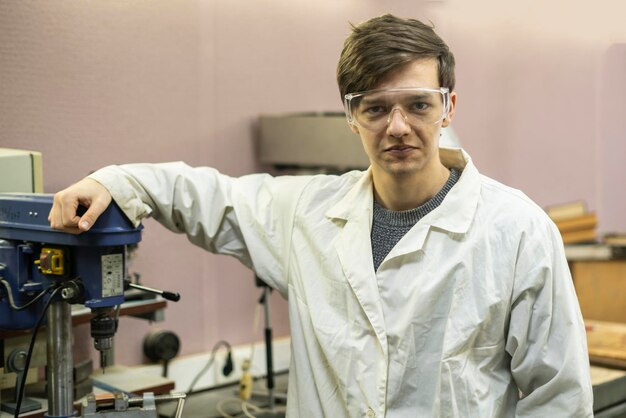 portrait de jeune travailleur scientifique porter l'uniforme b