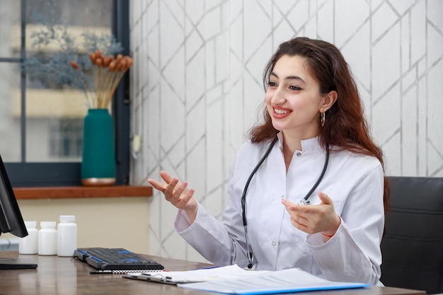 Portrait d'une jeune travailleuse de la santé et parlant avec un patient Photo de haute qualité