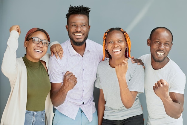 Portrait de jeunes amis heureux souriants