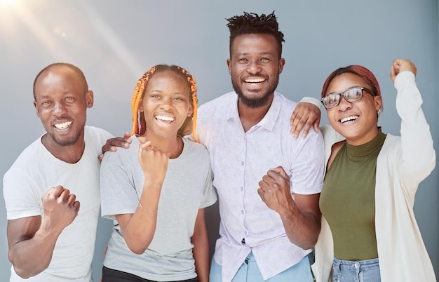 Portrait de jeunes amis heureux souriants