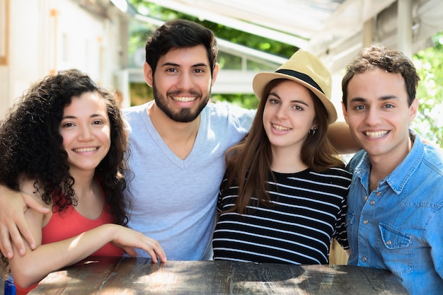 Portrait de jeunes amis souriant à la caméra