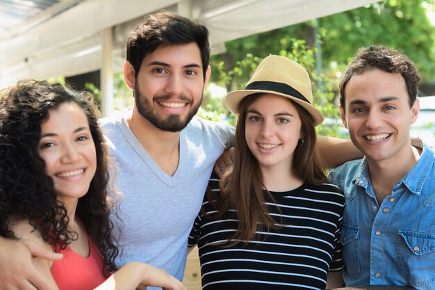 Portrait de jeunes amis souriant à la caméra