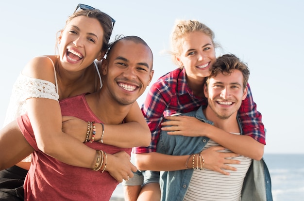 Photo portrait de jeunes couples heureux et joyeux ferroutage s'amusant