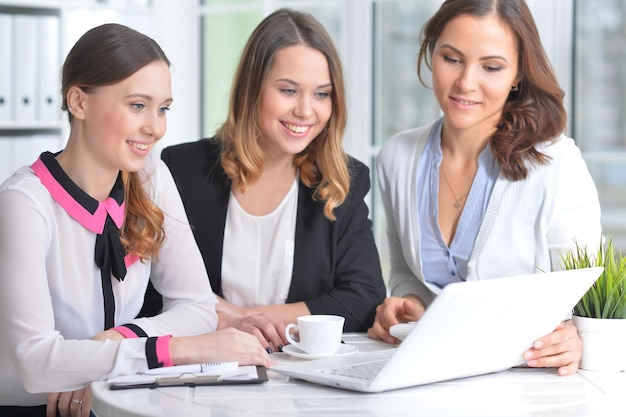 Portrait de jeunes femmes assises à table