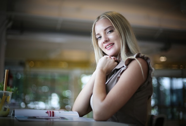 Portrait de jeunes femmes belles cheveux blonds souriant à la caméra.