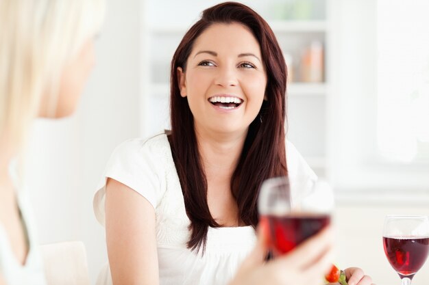 Portrait de jeunes femmes buvant du vin