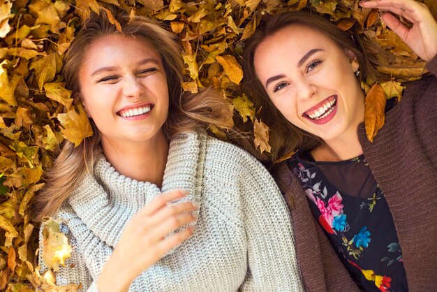 Photo portrait de jeunes femmes souriantes