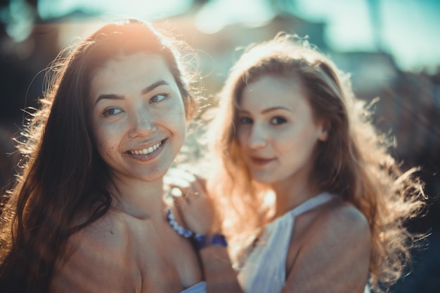 Un portrait de jeunes femmes souriantes.