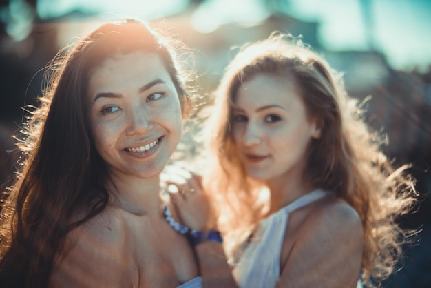 Photo portrait de jeunes femmes souriantes