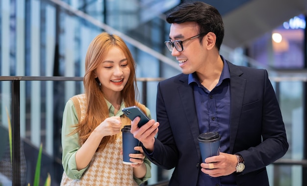 Portrait de jeunes gens d'affaires asiatiques au bureau