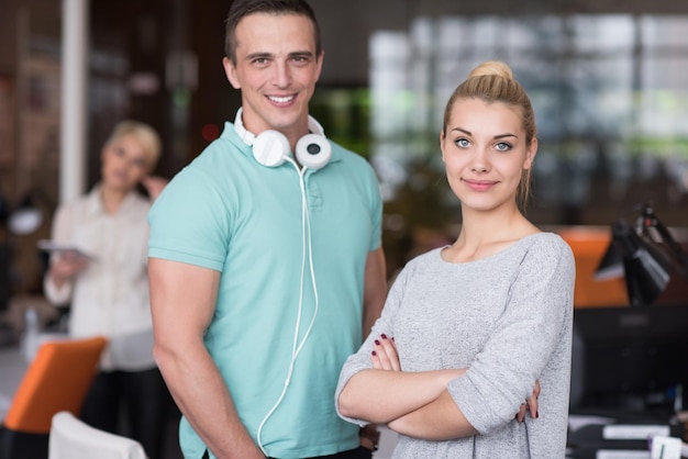 Portrait de jeunes gens d'affaires discutant d'un plan d'affaires dans le bureau de démarrage