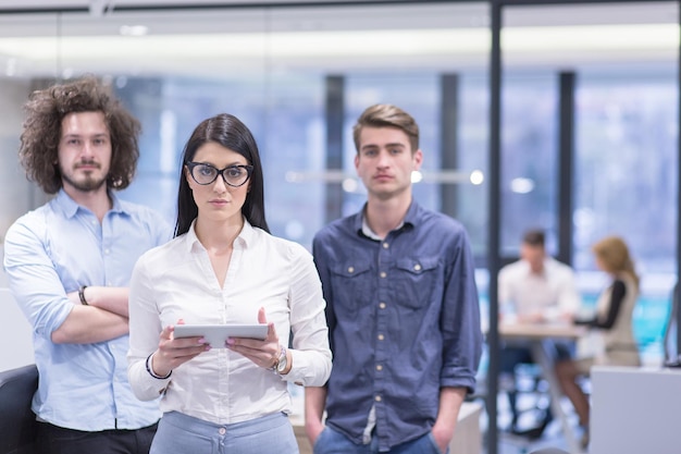 Portrait de jeunes gens d'affaires discutant d'un plan d'affaires dans le bureau de démarrage