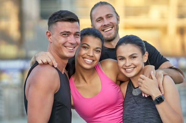 Portrait de jeunes heureux en vêtements de sport